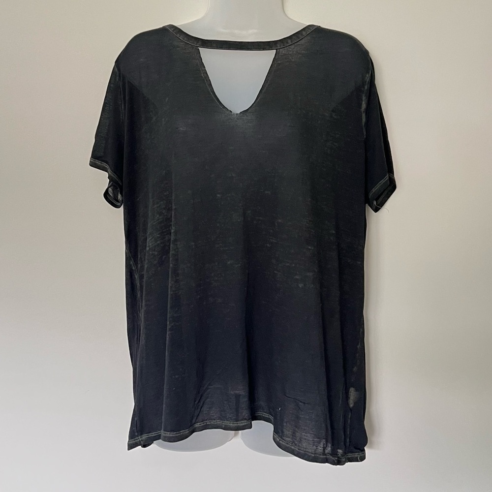 Rock & Republic Women’s Short sleeve Cutout v-neck tee